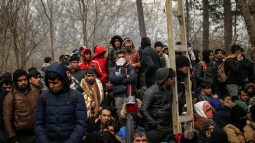 Μετανάστες στον Έβρο βιντεοσκοπούν τις κινήσεις των Ελλήνων