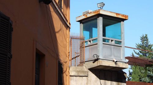 Κορονοϊός: Βίαιες εξεγέρσεις σε φυλακές της Ιταλίας για το μπλόκο στα επισκεπτήρια, ένας νεκρός