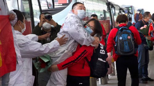 Κορονοϊός: Πανηγυρική έξοδος της Ουχάν από την καραντίνα – Η φωταγώγηση της πόλης και η συγκίνηση των κατοίκων