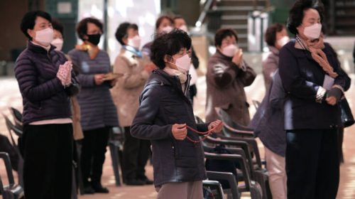 Κορονοϊός: Τρώτε γρήγορα, μην δοκιμάζετε ρούχα σε καταστήματα – Οι οδηγίες της Σεούλ για επιστροφή στην κανονικότητα