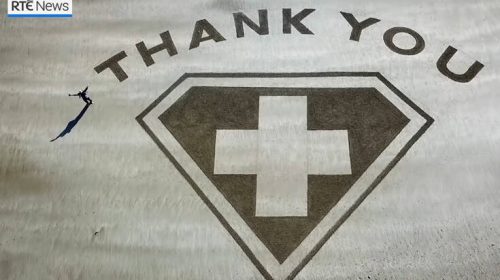 Κορονοϊός Ιρλανδία: Το – κυριολεκτικά – μεγάλο ευχαριστώ σε γιατρούς και νοσηλευτές