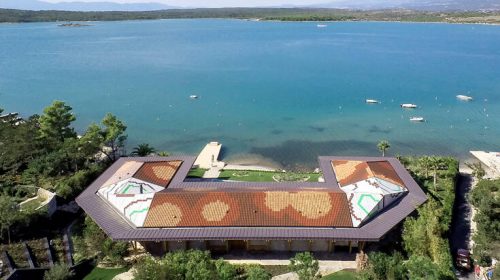 Η ξύλινη βίλα που δεν έχει τίποτα το κλασικό πάνω της