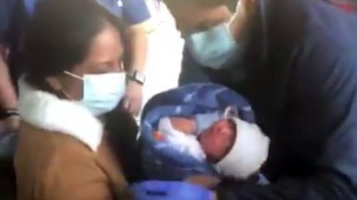 Κορονοϊός: Γέννησε το παιδί της ενώ ήταν σε κώμα – Συγκινητικές εικόνες στην πρώτη τους συνάντηση