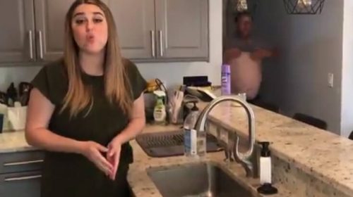 Δημοσιογράφος ετοίμαζε βίντεο από το σπίτι της και τη διέκοψε ο ημίγυμνος μπαμπάς της