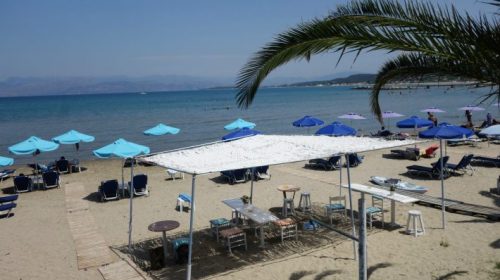 Η ανατριχιαστική πρώτη εικόνα των παραλιών με πλέξιγκλας στη Σαντορίνη