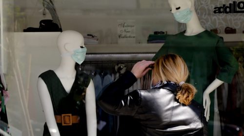 Δεν πρόκειται να αγοράσουν ΠΟΤΕ μάσκα στην Ελλάδα – Ζουν ανάμεσά μας και αδιαφορούν