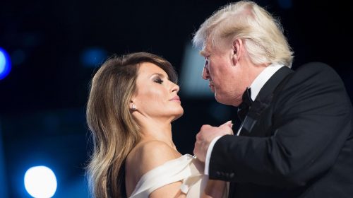 Fake news η σχέση τους; Στιγμές αμηχανίας του Trump και της σκυθρωπής πρώτης κυρίας… «…Χαμογέλα»