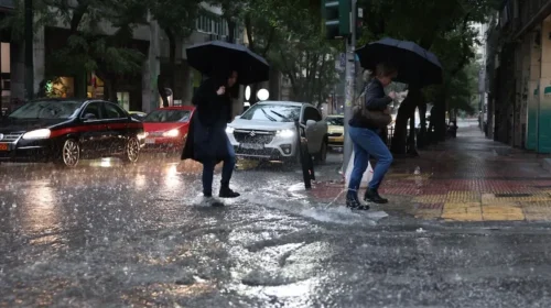 ΠΡΟΣΟΧΗ! Η κακοκαιρία «χτυπάει» την Αττική – Ποιοι δρόμοι έχουν γίνει ποτάμια και τι λέει η ΕΜΥ