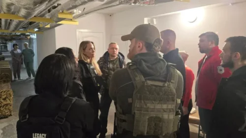 Η Αντζελίνα Τζολί μέσα στην καρδιά του πολέμου — το απρόοπτο που συγκίνησε