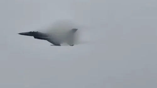 Κόβουν την ανάσα οι ελιγμοί του F-16 στη Λάρισα, παρά τη βροχή