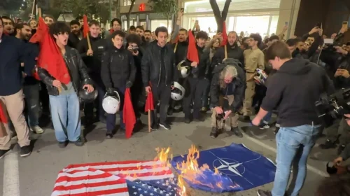 Σημαίες και Αντιπολεμικά: Έτσι κάηκαν ΗΠΑ-ΝΑΤΟ στη Θεσσαλονίκη!