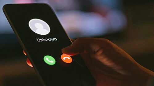 Μην απαντήσεις ΠΟΤΕ σε αυτό το τηλεφώνημα: Η απάτη με τις κλήσεις από Ολλανδία και Πολωνία που “καίει” το πορτοφόλι σου