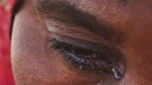 Την περικύκλωσαν και την βίασαν μόλις βγήκε από το μετρό