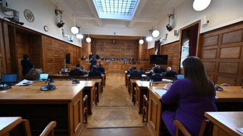 Στέλνουν τα πρακτικά στον Εισαγγελέα – Τι έγινε με τον “Φραπέ” στη Βουλή