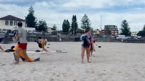 Σοκαριστικό βίντεο: Λουόμενοι τρέχουν να σωθούν από τα πυρά των τρομοκρατών