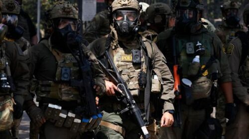 Τι είναι η ICE; Οι «ράμπο» του Τραμπ, οπλίζoυν, πυροβολούν και σαρώνουν τα πάντα