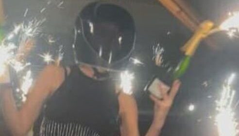 Η σερβιτόρα γελάει με το βεγγαλικό και δευτερόλεπτα μετά ξεκινά ο εφιάλτης