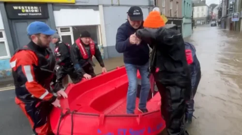 «Πνίγηκαν» Βρετανία και Ιρλανδία: Η καταιγίδα Chandra τα σαρώνει όλα – Βγήκαν βάρκες στους δρόμους