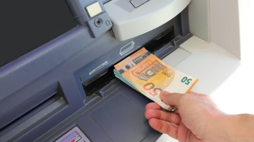 Πότε μπαίνουν συντάξεις και επιδόματα από ΕΦΚΑ και ΔΥΠΑ (Οι ημερομηνίες)