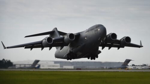 Οι ΗΠΑ «οχυρώνουν» τη Μέση Ανατολή: Τι μεταφέρουν τα θηριώδη C-17 και C-5