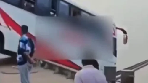 Η στιγμή που λεωφορείο γεμάτο επιβάτες πέφτει μέσα στον ποταμό Πάντμα