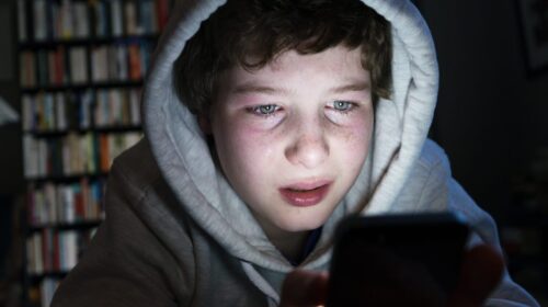 Αφού δεν μπορούμε να γίνουμε γονείς, ας κάνουμε το κράτος “πατερούλη”