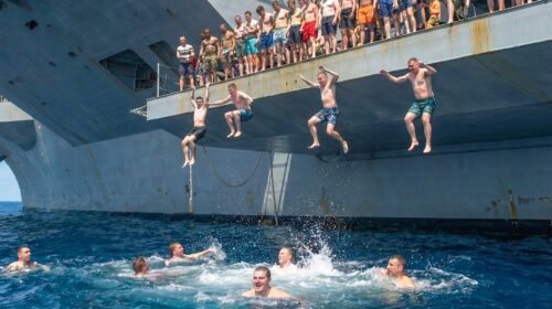 Γιατί οι ναύτες σταμάτησαν να βουτούν από τα αεροπλανοφόρα; Ο πραγματικός λόγος θα σας εκπλήξει!