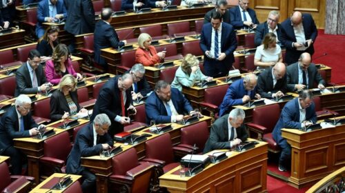 Η Ειρήνη Αγαπηδάκη κατέρρευσε στη Βουλή – Μεταφέρθηκε στο νοσοκομείο με ασθενοφόρο