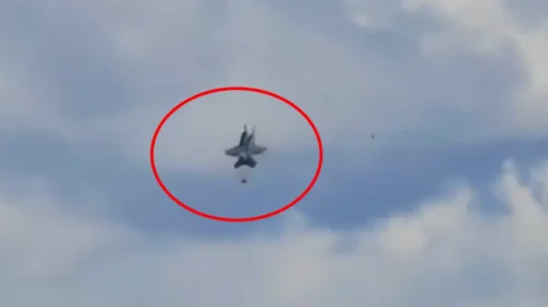 Δύο μαχητικά F/A-18 συγκρούστηκαν στον αέρα μπροστά στα μάτια του κόσμου