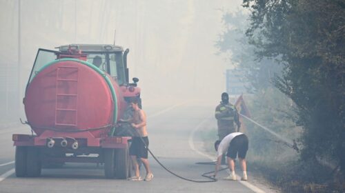 Δραματικές ώρες στη Χαλκιδική: Η φωτιά κύκλωσε τη Σίβηρη, σώζουν τον κόσμο με βάρκες