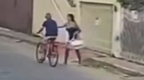 Μαχαίρωσε εν ψυχρώ ηλικιωμένο ποδηλάτη μέσα στο δρόμο – Σοκαριστικό βίντεο