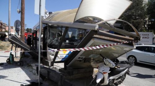 Θεσσαλονίκη: Στο νοσοκομείο τέσσερις μετά την πρόσκρουση λεωφορείου σε στάση