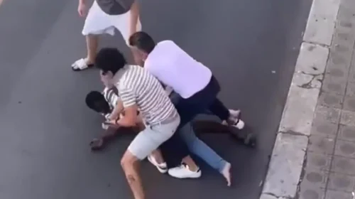 Βίντεο δείχνει πολίτες να παίρνουν την κατάσταση στα χέρια τους με μετανάστη