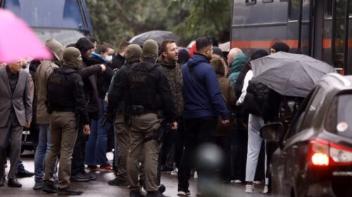 «Χωριάτικο» tour: Με πούλμαν στην Ευελπίδων οι συλληφθέντες γιατί δεν χώραγαν στα περιπολικά!