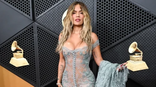 Η στιγμή της Karol G στο Fashion Cam των Grammys 2026 είναι ό,τι καλύτερο είδαμε στο κόκκινο χαλί