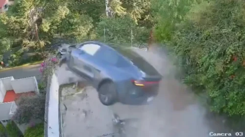 Σαν σκηνή από ταινία δράσης: Tesla “απογειώθηκε” σε στροφή και διέλυσε σπίτι